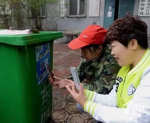 書報(bào)亭、早餐車，甚至垃圾桶都有二維碼“身份證”了。